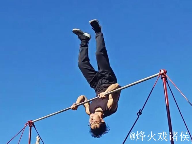 年轻人在单杠上的绝佳表演